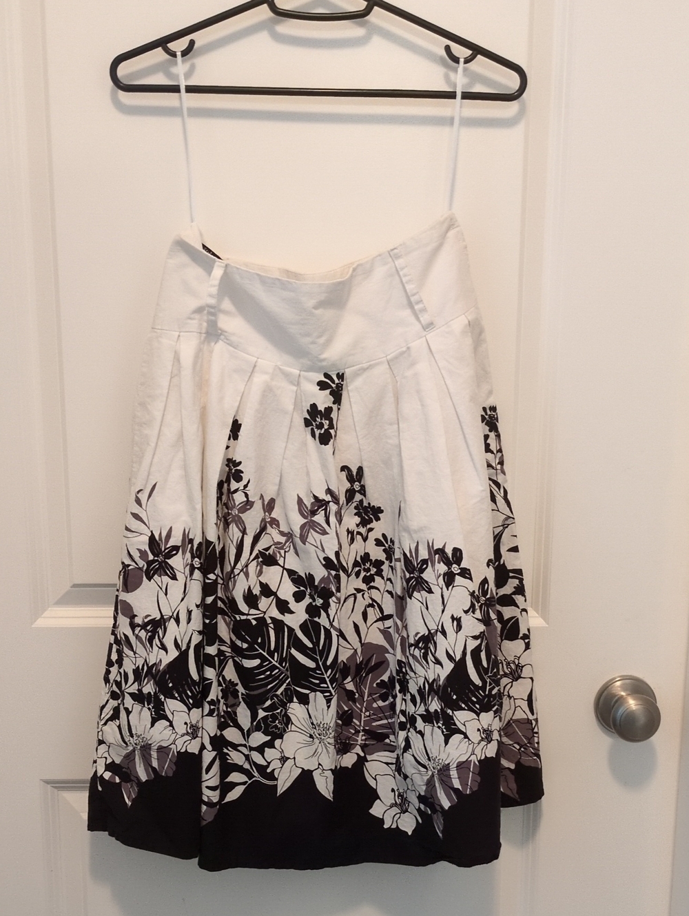 Fully lined pleated cotton border print skirt  by Le Chateau - Size XS